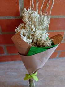Ramo de flores branco beijinhos de mae
