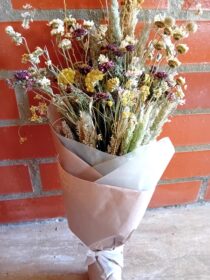 Ramo de flores secas tons pastel multicolor