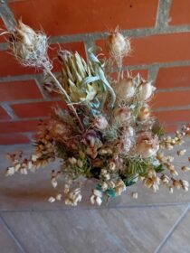 Ramo de flores tons pastel multicolor alcachofra