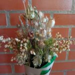 Ramo de flores tons pastel multicolor alcachofra