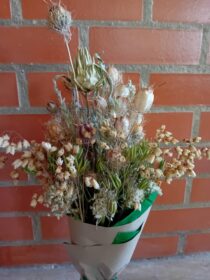 Ramo de flores tons pastel multicolor alcachofra