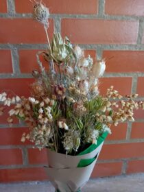 Ramo de flores tons pastel multicolor alcachofra