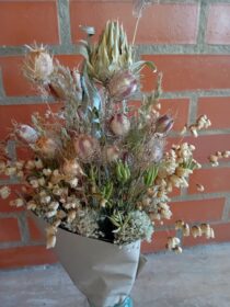 Ramo de flores tons pastel multicolor alcachofra